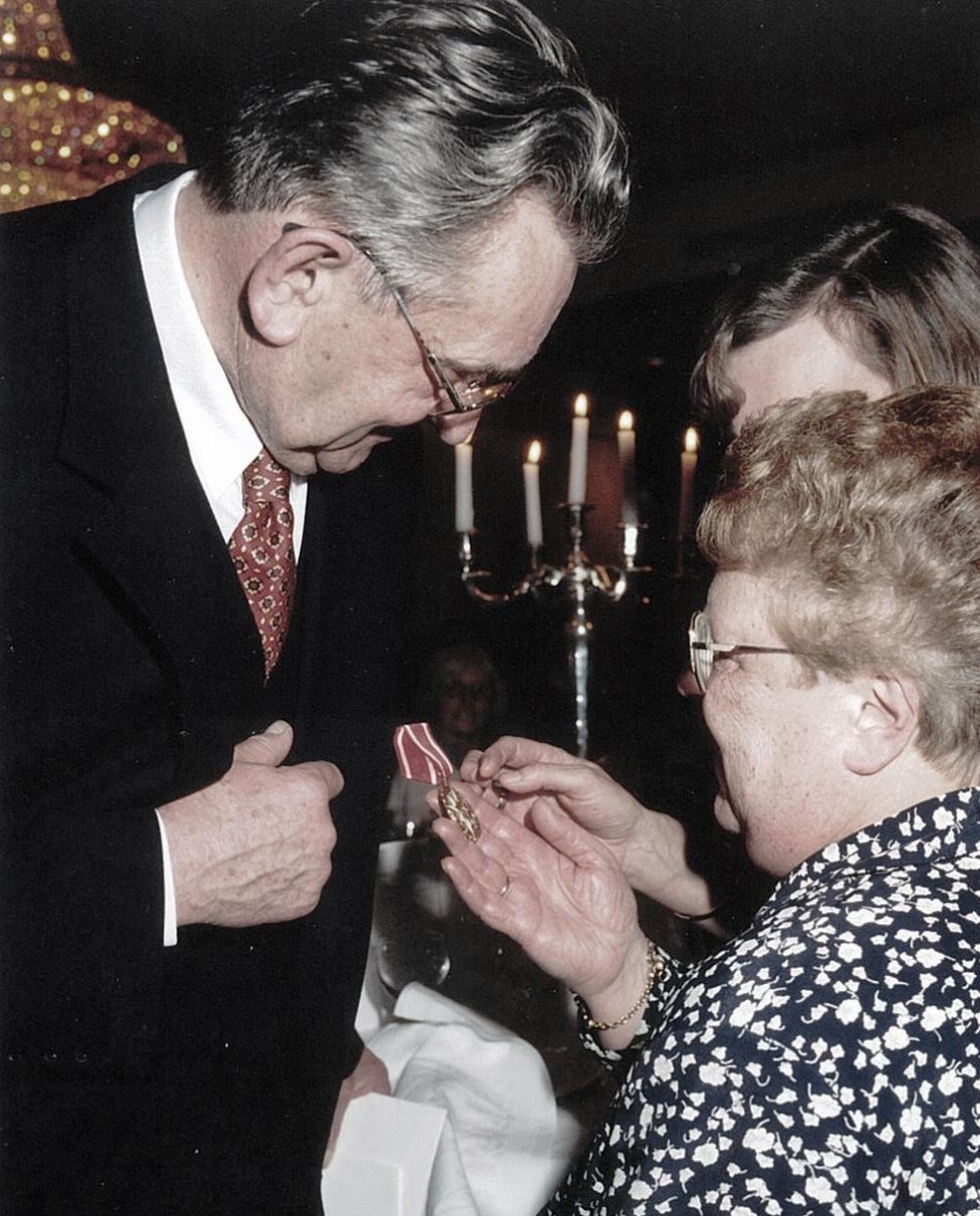 Joop Drenth ontvangt Hæderstegn. Foto: prive-archief familie Drenth